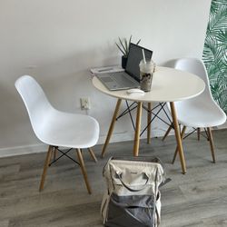 The Lakes Social - Tables and chairs