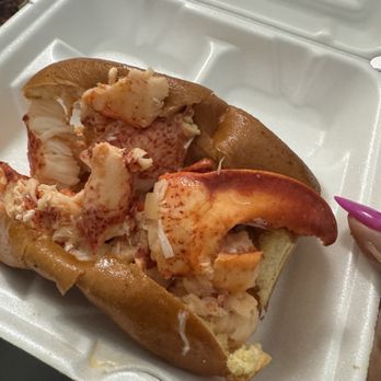 Bobby’s Farmhouse Kitchen - Connecticut style lobster roll - Food Trucks Near Me - Chesapeake, Virginia Bobby’s Farmhouse Kitchen - Connecticut style lobster roll - Food Trucks Near Me - Chesapeake, Virginia