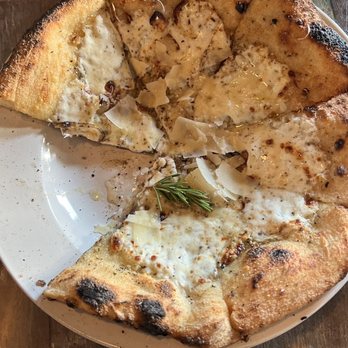 Cafe Reyes - Garlic pizza - Pizza Near Me - Point Reyes Station, California Cafe Reyes - Garlic pizza - Pizza Near Me - Point Reyes Station, California