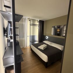 Queen bed room
