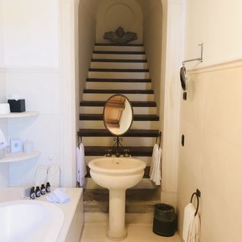 La Posta Vecchia Hotel - Cool Stairs to nowhere in bathroom. - Hotels Near Me - Palo Laziale, RM