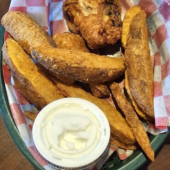 Gallucci's Pizzeria - 2 piece leg and thigh  and 6 jojos $8.50 - Pizza Near Me - Lincoln City, Oregon