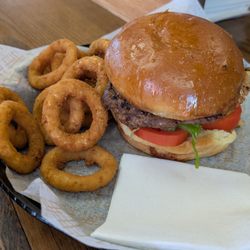 Retro Burger - Burger and onion rings