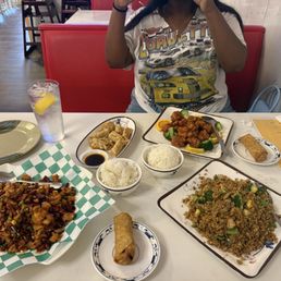 C15. 辣子鸡Crispy Spicy Chicken Egg rolls Vegetable Fried Rice Orange chicken Wontons C15. 辣子鸡Crispy Spicy Chicken Egg rolls Vegetable Fried Rice Orange chicken Wontons