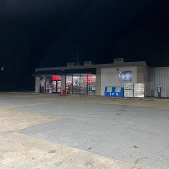 Exxon - empty parking lot at night - Gas Stations Near Me - Hazen, Arkansas