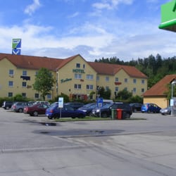 Residenz - Hotel Residenz mit Auto Feuchtwangen-Süd im Vordergrund