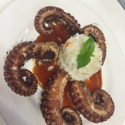 Pulpo zarandeado Tostada de pulpo y camaron Micheladas Mauricio