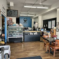 Blue Ox Bistro and Chocolates - No one to help you inside.