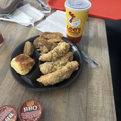 Lee's Famous Recipe Chicken - Here was my order. Looks ok.... But tastes not so much.