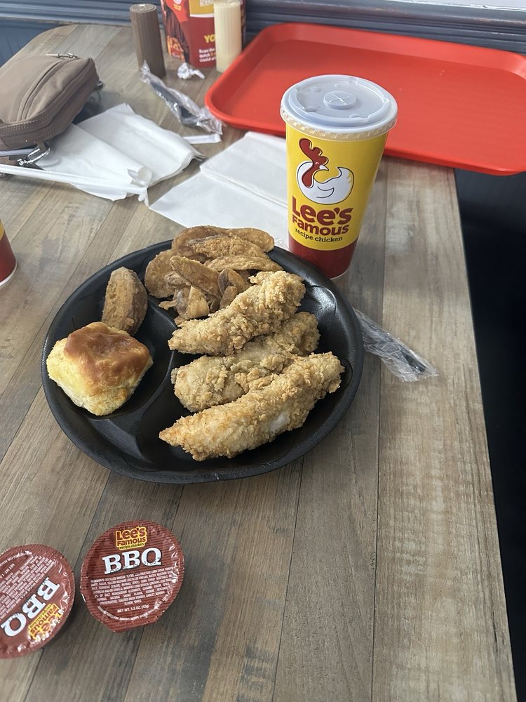 Food from Lee's Famous Recipe Chicken