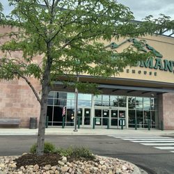 Sportsman's Warehouse - Main entrance