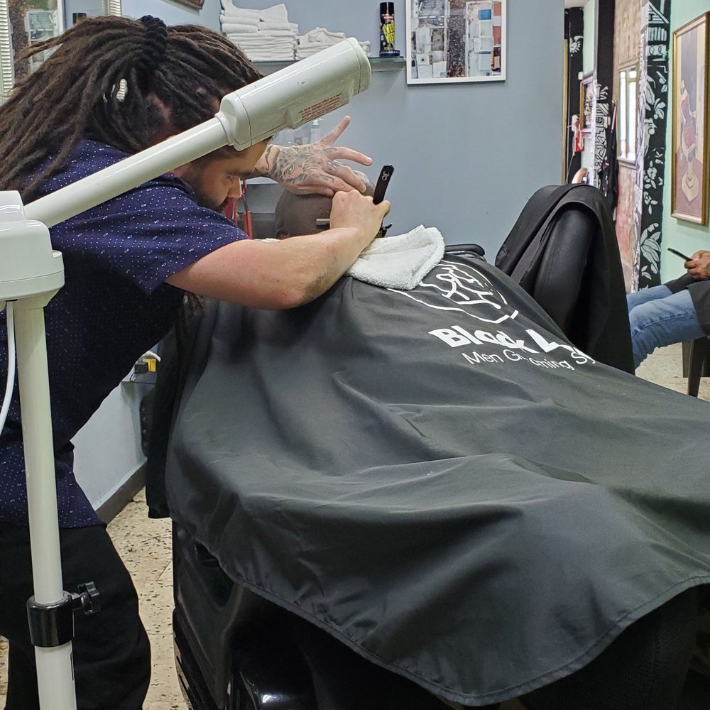 La Barbería de Santurce - Shave with straight razor - Barbers Near Me - San Juan, Puerto Rico La Barbería de Santurce - Shave with straight razor - Barbers Near Me - San Juan, Puerto Rico