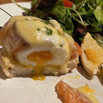 Peck 20 - Perfect poached eggs - Breakfast & Brunch Near Me - Saint-Gilles, BRU Peck 20 - Perfect poached eggs - Breakfast & Brunch Near Me - Saint-Gilles, BRU