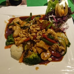 Thanh Thanh Curry - Hühnchen gekocht mit Ingwer und Zitronengras, Ernüssen, Gemüse und Special Sojasauce (Z3)