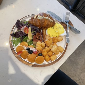 Light Cafe - Lobster Roll Croissant Tater Tots Salad Eggs Benedict Fluffy Mini Pancakes Bacon Sausage - Cafes Near Me - Toronto, Ontario