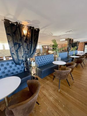 Bentley's Cocktail Bar & Lounge by null
