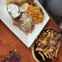 Pine Wood Grille - Fajitas special, yummnn
