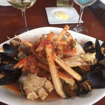 Port Soiree - Shrimp, clams, mussels, crab legs, calimari and scallops in a delicious tomato wine broth. - Seafood Near Me - Schomberg, Ontario Port Soiree - Shrimp, clams, mussels, crab legs, calimari and scallops in a delicious tomato wine broth. - Seafood Near Me - Schomberg, Ontario