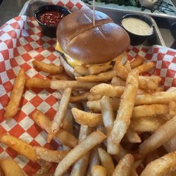 Drifters Bar & Grill - Cheeseburger