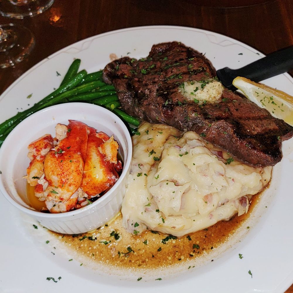 The '6 House Pub - Steak and lobster - American Near Me - Williamstown, Massachusetts