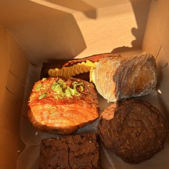Del Sur Bakery & Cafe - Filipino Near Me - Chicago, Illinois