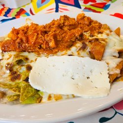Los Chilaquiles - Chilaquiles bandera with Chicharrón