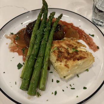 Central Bodega - I got the steak with peppercorn sauce, potatoes au gratin, and asparagus. The whole plate really highlighted the natural flavors. 9/10 - Wine Bars Near Me - Albuquerque, New Mexico