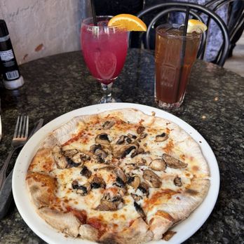 Louisiana Pizza Kitchen - Here's pizza with mushrooms, unsweetened tea and blue reservoir cocktail. - Pizza Near Me - New Orleans, Louisiana Louisiana Pizza Kitchen - Here's pizza with mushrooms, unsweetened tea and blue reservoir cocktail. - Pizza Near Me - New Orleans, Louisiana