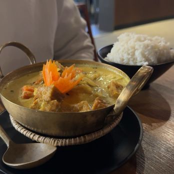 Thai Basil - Yellow Curry w/ tofu - Thai Near Me - Madison, Wisconsin