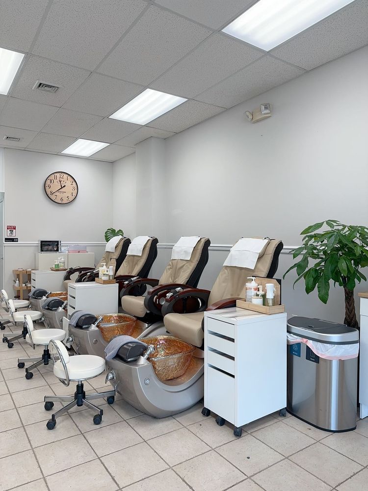 A Queen Nail Lounge Logo