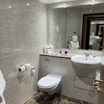 Macdonald Holyrood Hotel - Clean bathroom - Hotels Near Me - Edinburgh, EDH Macdonald Holyrood Hotel - Clean bathroom - Hotels Near Me - Edinburgh, EDH