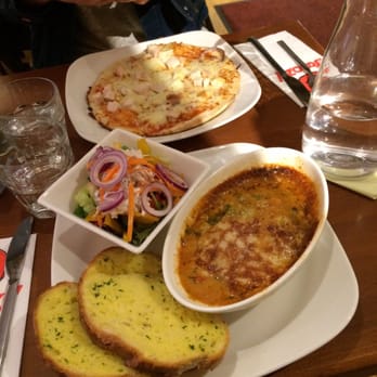 Scoozi - Vegetarian lasagna served with garlic bread and salad and a barbecue chicken pizza - Italian Near Me - Cork, Colorado Scoozi - Vegetarian lasagna served with garlic bread and salad and a barbecue chicken pizza - Italian Near Me - Cork, Colorado