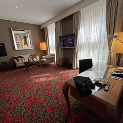 The Ritz-Carlton, Vienna - Living room with study area