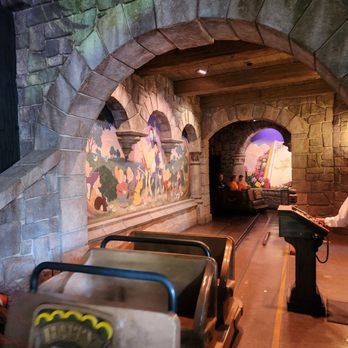 Snow White's Enchanted Wish - Amusement Parks Near Me