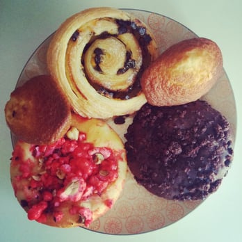 Goûter - Roulé mangue-passion, brioche Crumble chocolat, brioche Praline ... Et madeleines ! - Patisserie/Cake Shop Near Me - Lyon, 69
