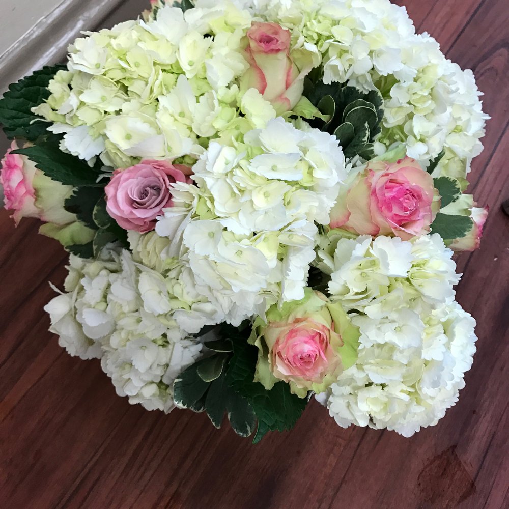 Flower School International - English Mass centerpiece. - Specialty Schools Near Me