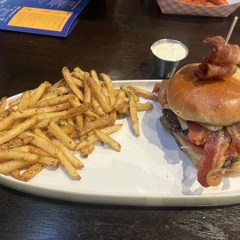 Dave & Buster's Ala Moana - bacon burger - Arcades Near Me - Honolulu, Hawaii