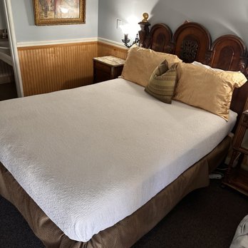 Gunn House Hotel - Queen bed - Hotels Near Me - Sonora, California Gunn House Hotel - Queen bed - Hotels Near Me - Sonora, California