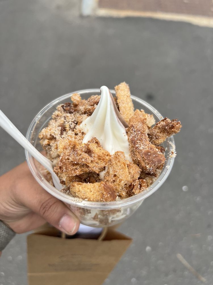 Zellie’s Ice Cream Logo