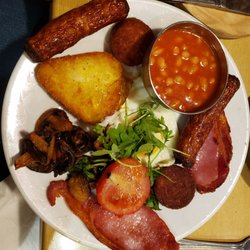Ann Mcdonald's Cafe - Full Irish. Egg, beans, mushrooms, two sausages, tomatoes, bacon, tomato, potato and arugula.