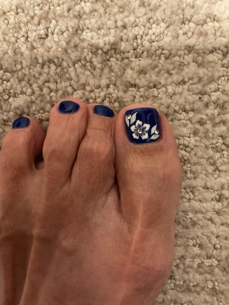 Olivia Nails And Spa Logo