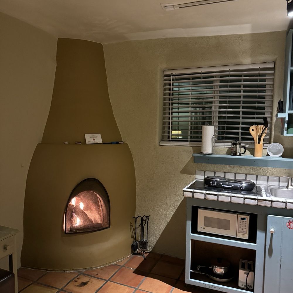 Las Palomas - Kitchen and fireplace in the rooms - Hotels Near Me - Santa Fe, New Mexico Las Palomas - Kitchen and fireplace in the rooms - Hotels Near Me - Santa Fe, New Mexico
