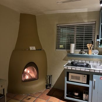 Las Palomas - Kitchen and fireplace in the rooms - Hotels Near Me - Santa Fe, New Mexico