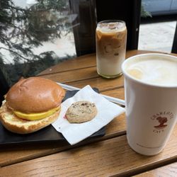 Charlotte Cafe - Pistachio latte