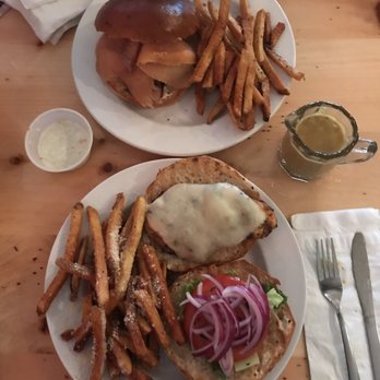 Squealing Pig - Chicken sandwich - American Near Me - Provincetown, Massachusetts Squealing Pig - Chicken sandwich - American Near Me - Provincetown, Massachusetts