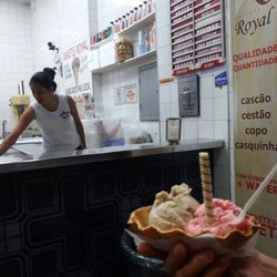 Sorveteria Royal - Nozes e morango na cestinha