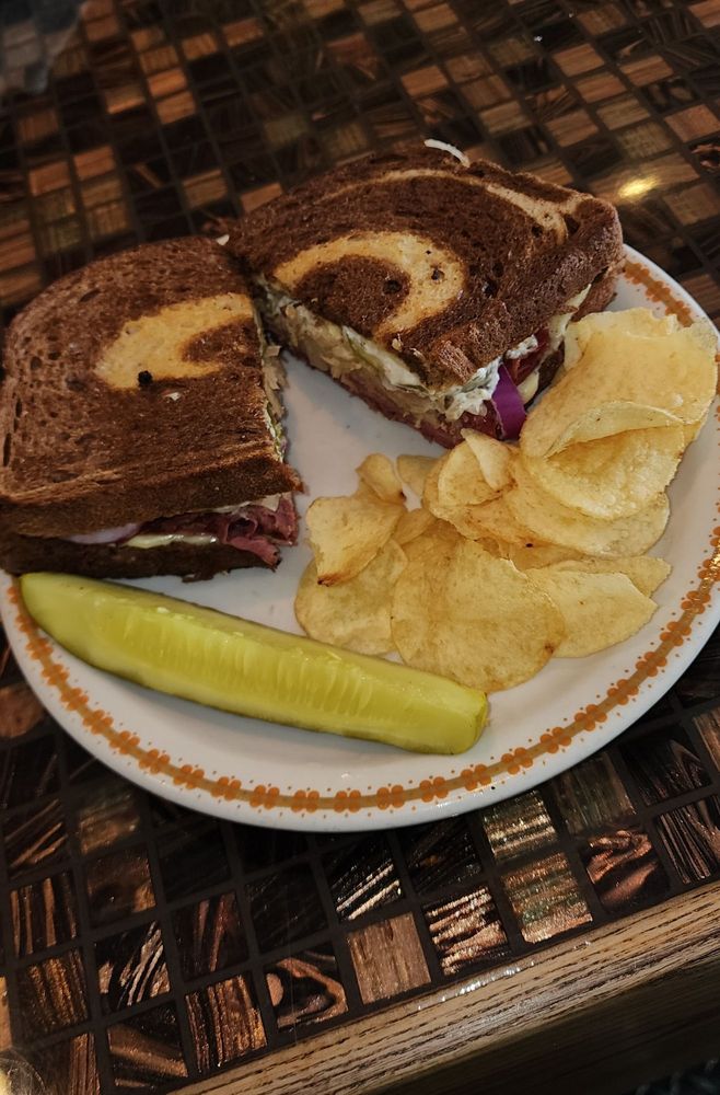 Sip’n Whiskey Saloon Logo