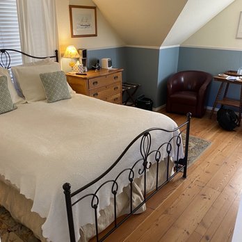 Tucker House Inn - Bed. Watch your head!!! Many slanted ceilings! - Hotels Near Me - Friday Harbor, Washington Tucker House Inn - Bed. Watch your head!!! Many slanted ceilings! - Hotels Near Me - Friday Harbor, Washington
