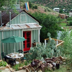 Doublejack Guesthouse - Panoramic views of historic downtown Bisbee and Mexico. Fully restored 1-bedroom miner's cottage with king bed & full kitchen.