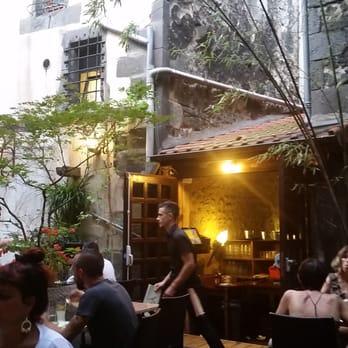 Le 1513 - Une des deux cours intérieures - Bistros Near Me - Clermont Ferrand, 63 Le 1513 - Une des deux cours intérieures - Bistros Near Me - Clermont Ferrand, 63